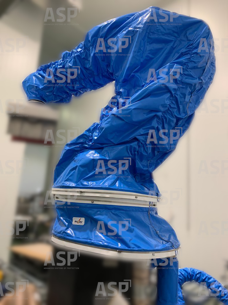 Robot protetto da una copertura ASP blu in una camera climatica.