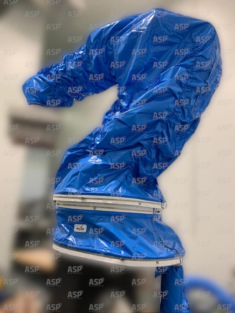 Robot protetto da una copertura ASP blu in una camera climatica.
