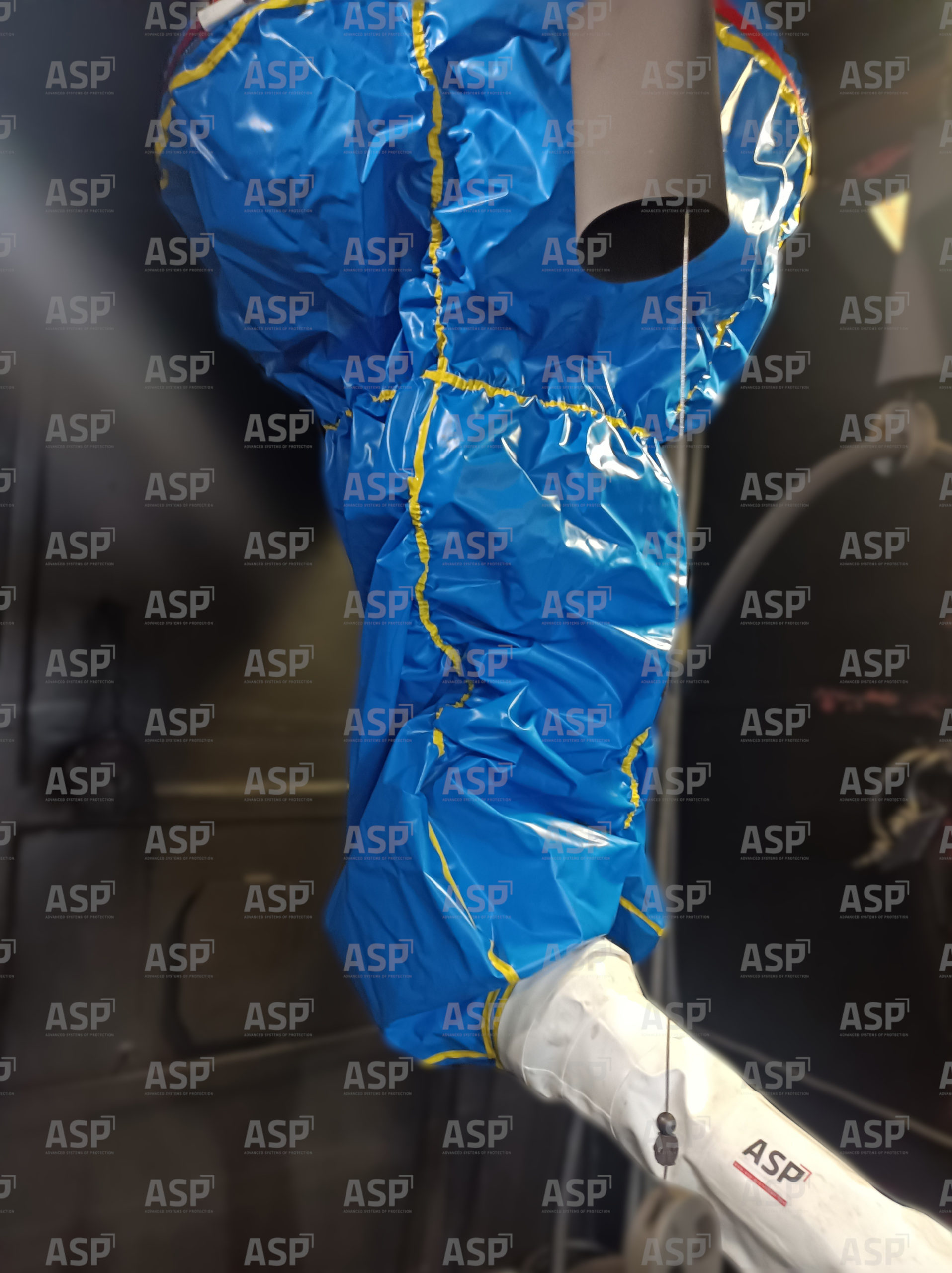 Robot sospesi in una copertura blu e bianca.