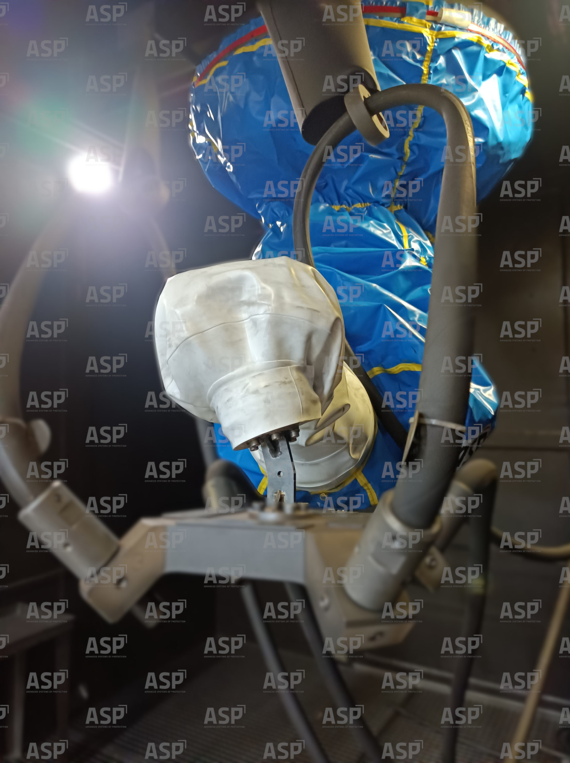 Robot sospeso per la forgiatura a freddo.