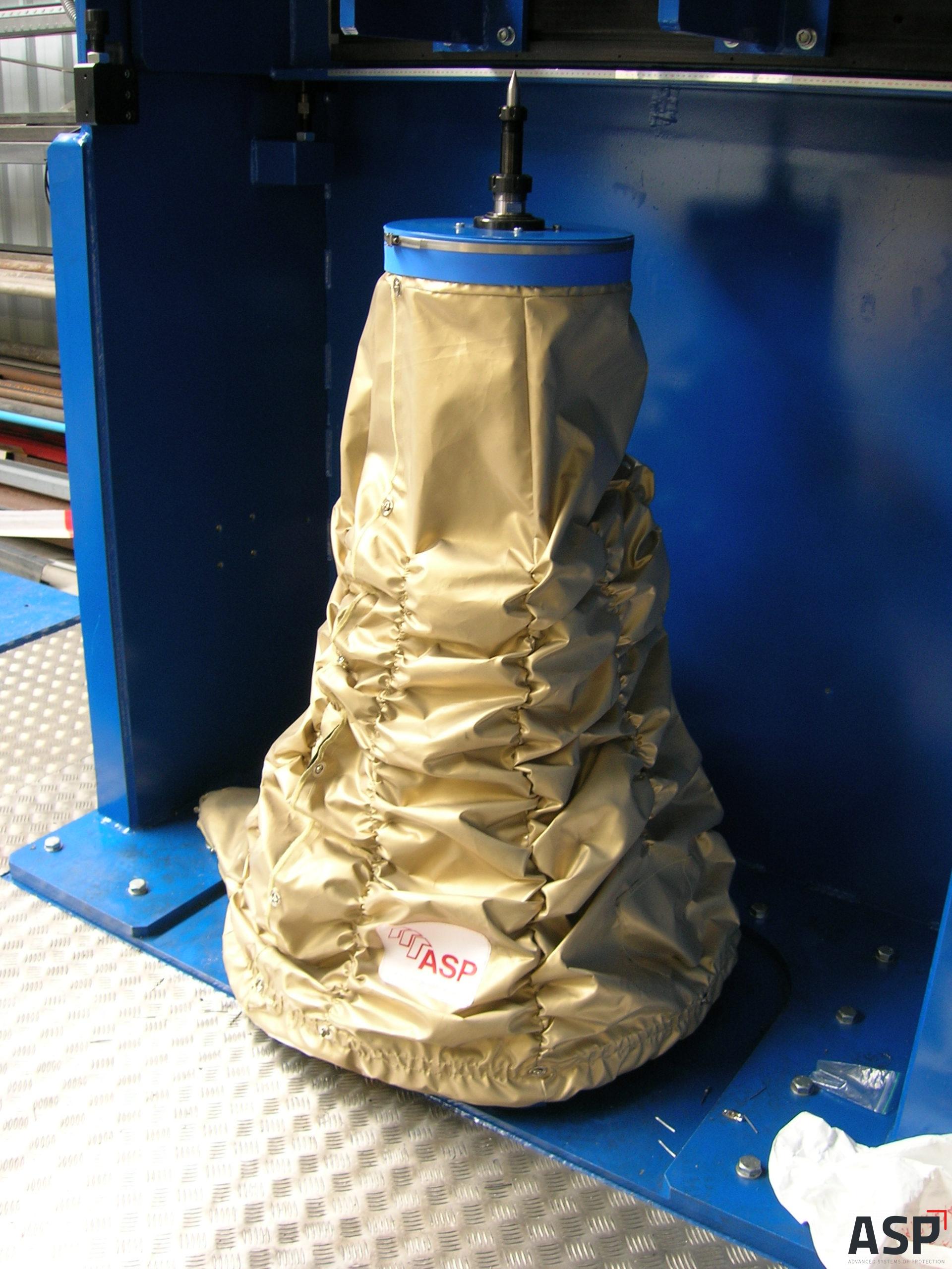 Colonna dorata che circonda un robot per proteggerlo da polvere, fuoco e residui vari.
