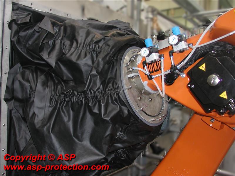 Protezione con una copertura per robot.
