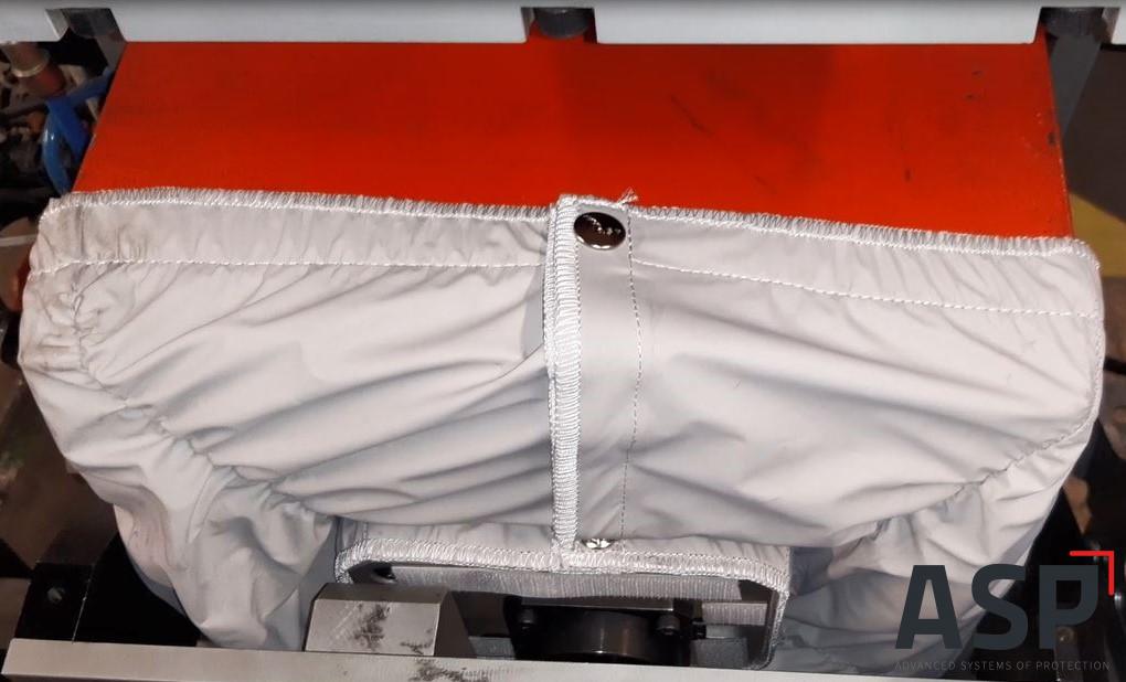 Tessuto bianco e rosso su un'auto per proteggerla dalle aggressioni della vita quotidiana