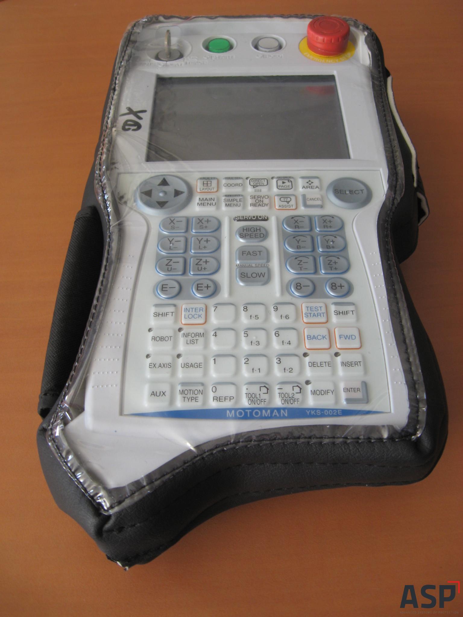 Telecomando protetto da una custodia trasparente per facilitarne l'uso