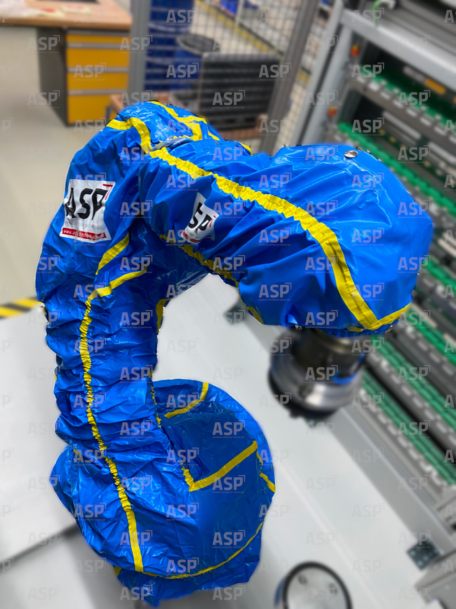 Robot blu e giallo protetto dall'usura e dallo sporco.