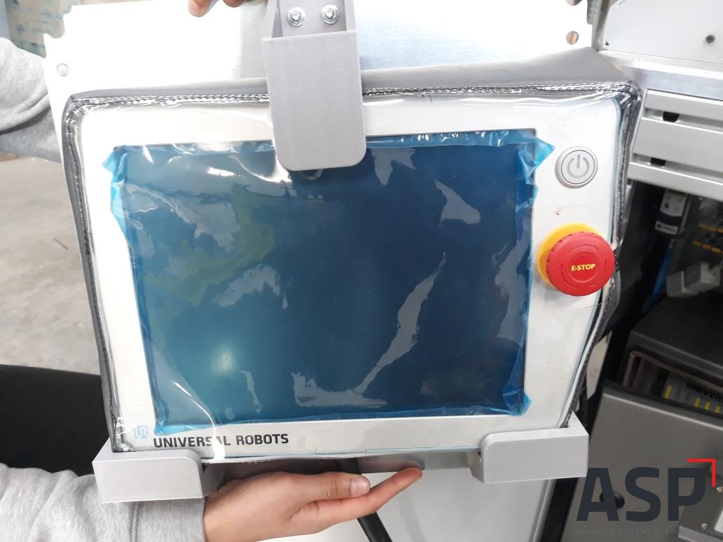 Un telecomando per impartire istruzioni a un robot, in una custodia protettiva per evitare danni.