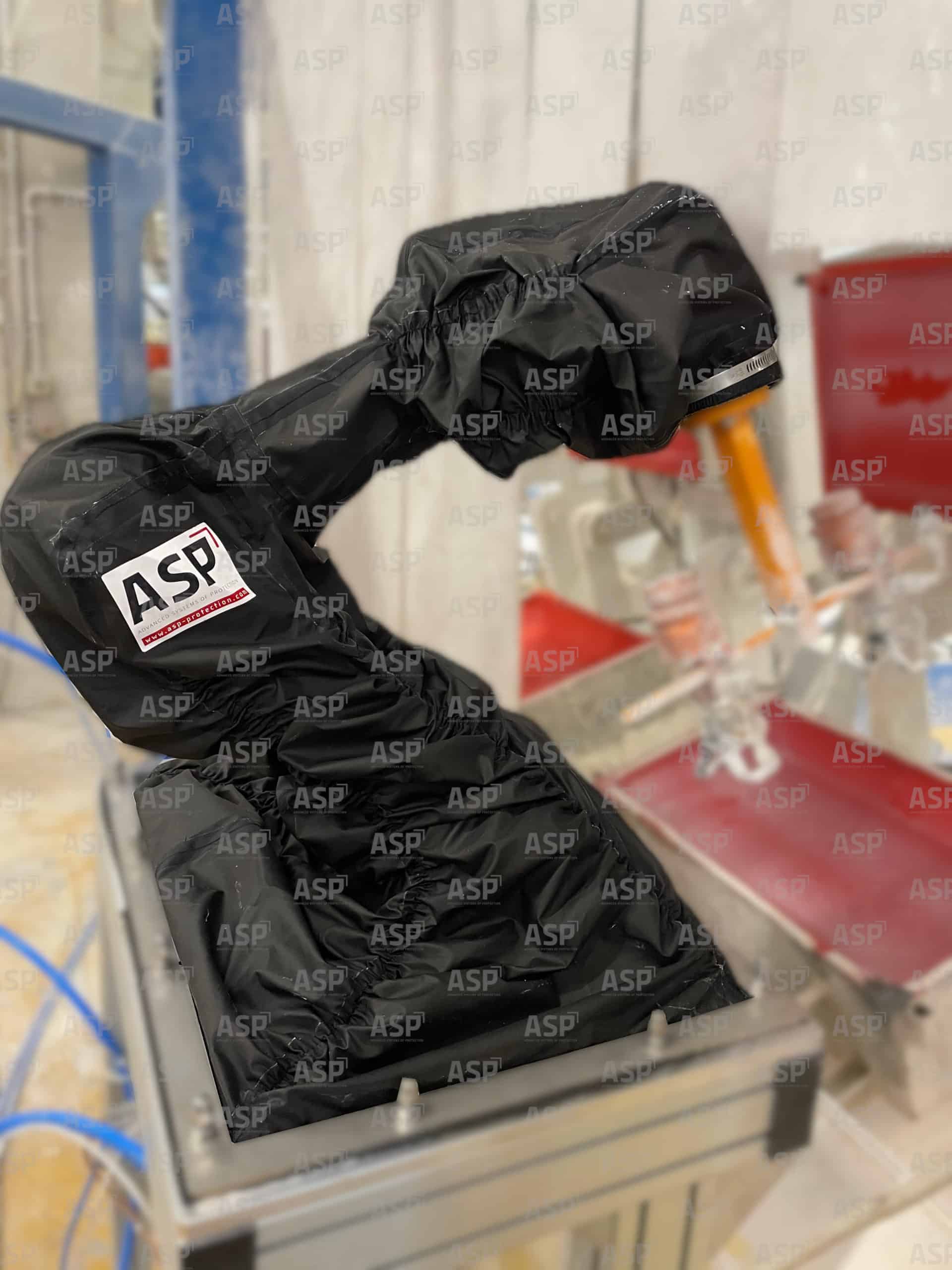 Robot protetto da una copertura in una fabbrica