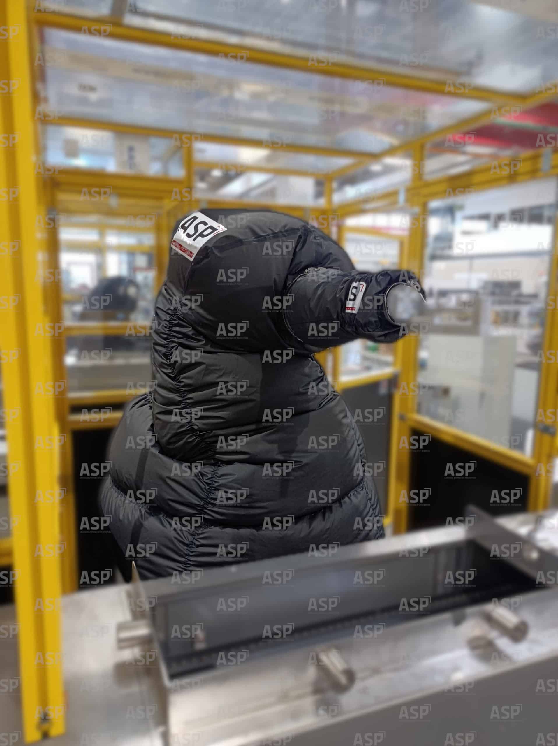 Robot protetto da una copertura in una fabbrica